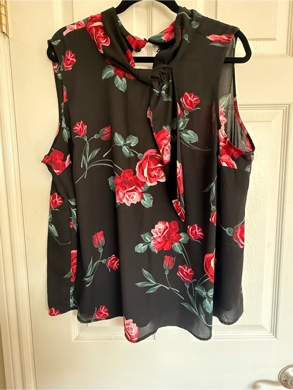 Torrid Size 1. Women’s  Black Floral Tie-Neck Sleeveless Top
